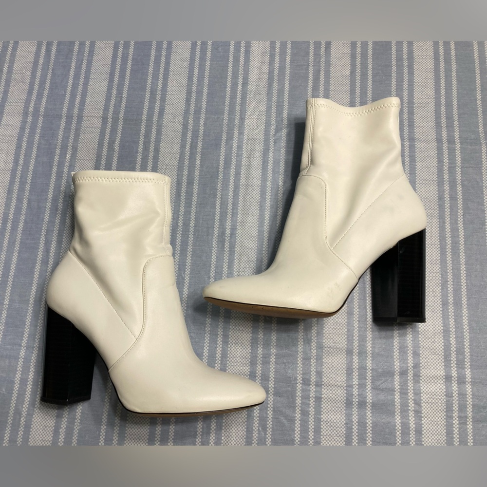 Vintage Aldo “LOVELEE” cream colored boots with black heel.